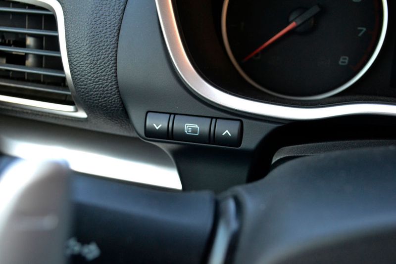 Über diese Knöpfe links vom Lenkrad … (Seyerlein / »kfz-betrieb«)