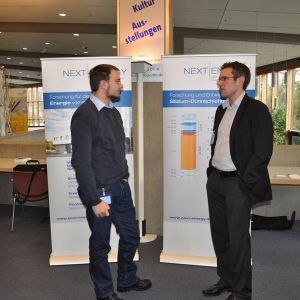 Auf der 3. Otti-Fachtagung „Transparent leitfähige Schichten“ konnte man sich aus erster Hand über aktuelle Entwicklungen informieren – hier am Stand von Next Energy.  Bild: Otti