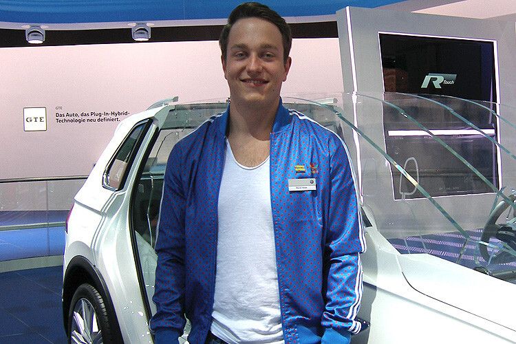 Haben Sie es bemerkt? Neben den klassischen Hostessen gibt es inzwischen auch Stewards an der Seite der Autos! (Foto: Grimm)
