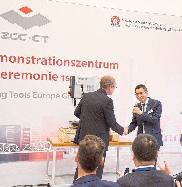 Hans-Jürgen Gizler, Vertriebsleiter des ZCC-CT-Partners Alzmetall, schenkt Quanliang Zhao eine Alztronic-16-Bohrmaschine zur Eröffnung des neuen Test- und Demonstrationszentrums am ZCC-Standort Düsseldorf. (ZCC-CT)