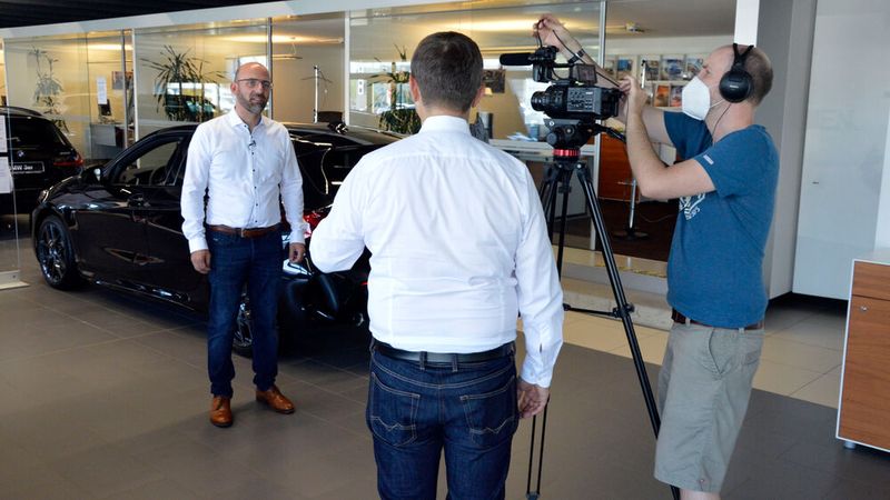 Gregor Leebmann, Filialleiter bei Auto Leebmann, stand auch vor der Kamera Rede und Antwort. (Bild: Wehner/»kfz-betrieb«)