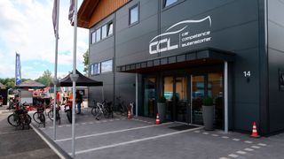 Das neue Gebäude von Car Competence Leutenstorfer mit vier Etagen versteckt sich hinter einer vergleichsweise schlichten Fassade. (Bild: Diehl – VCG)