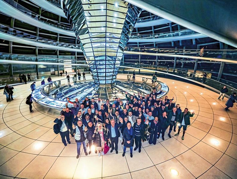 Politische Nähe mal anders: Besuch in der gläsernen Kuppel des Bundestags. (Bild: VDWF)