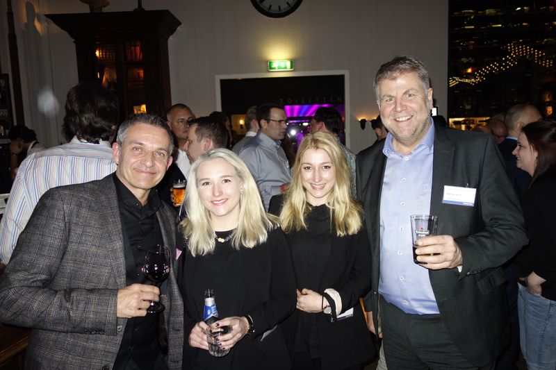 (l.) Alexander Pfeil mit Jana und Janine Räsch, mdt Medientechnik, und Markus Korn, Samsung. (Bild: IT-BUSINESS)