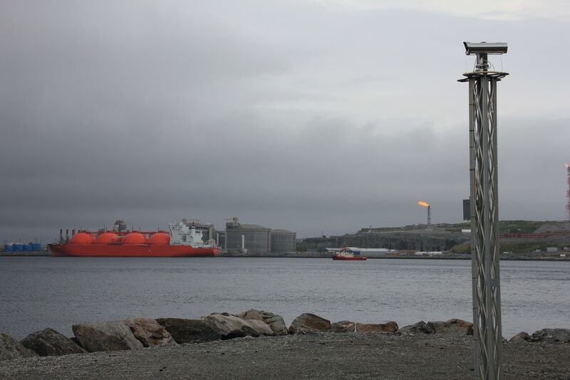 Jedes dieser roten LNG-Transportschiffe fasst soviel Flüssiggas, um damit 230.000 Einwohner für ein Jahr mit Energie zu versorgen. (Bild: Schäfer)