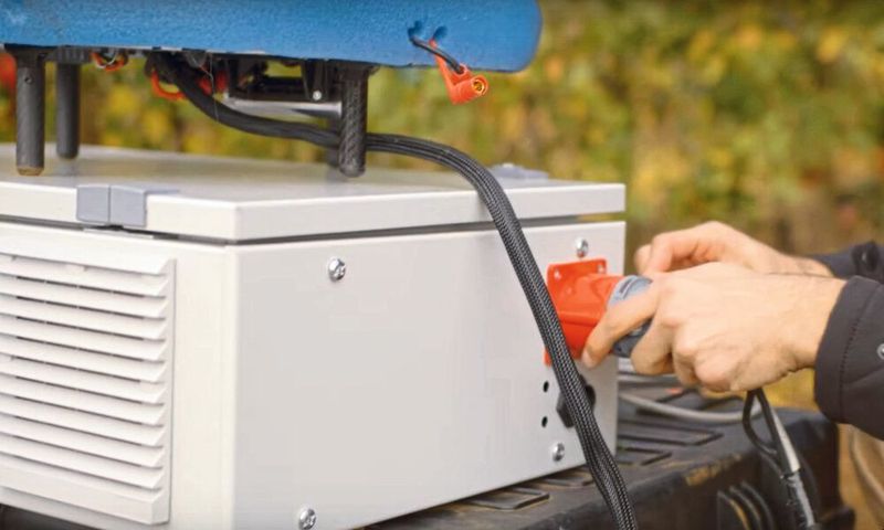 Die Flugroboter werden vom Basisfahrzeug aus mit Strom verssorgt. (Tevel Aerobotics )