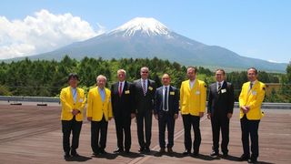 Prof. Jürgen Kletti (Dritter von links), Geschäftsführender Gesellschafter von MPDV, und die MPDV-Delegation mit Fanuc-Gesellschater Dr.Eng. Yoshiharu Inaba (Zweiter von links) beim Besuch des Fanuc Headquarters am Fuß des Mount Fuji, Japan. (MPDV)