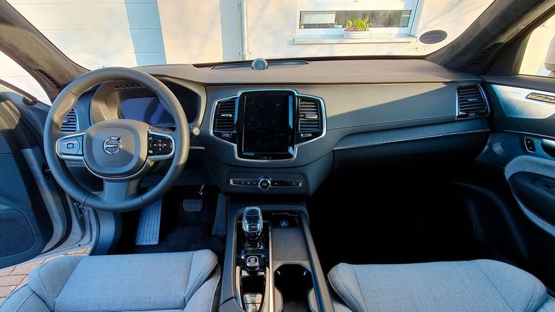 4. Der Innenraum: Das Cockpit wirkt klassisch und aufgeräumt, die Materialien sind hochwertig. Im Zentrum sitzt ein 12,3-Zoll-Display im Hochformat. An Bord ist das Android-Auto-Infotainment-System inklusive Google Maps. (Bild: Mauritz – VCG)