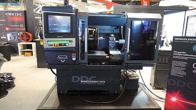 Der Wheeldoctor DDC von Cartec erlebte seine Weltpremiere auf der Automechanika in Frankfurt. (Bild: Rosenow – »kfz-betrieb«)