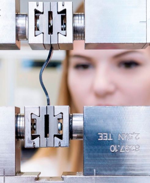Dichtprofile und Schläuche aus Elastosil R plus 4350/55 widerstehen Temperaturen bis 400 °C. Wacker präsentiert das neue Festsilicon erstmals auf der diesjährigen Fakuma. 300 °C soll das Elastomer sogar ohne signifikante Beeinträchtigung von Elastizität oder Shore-A-Härte dauerhaft überstehen können. (Wacker)