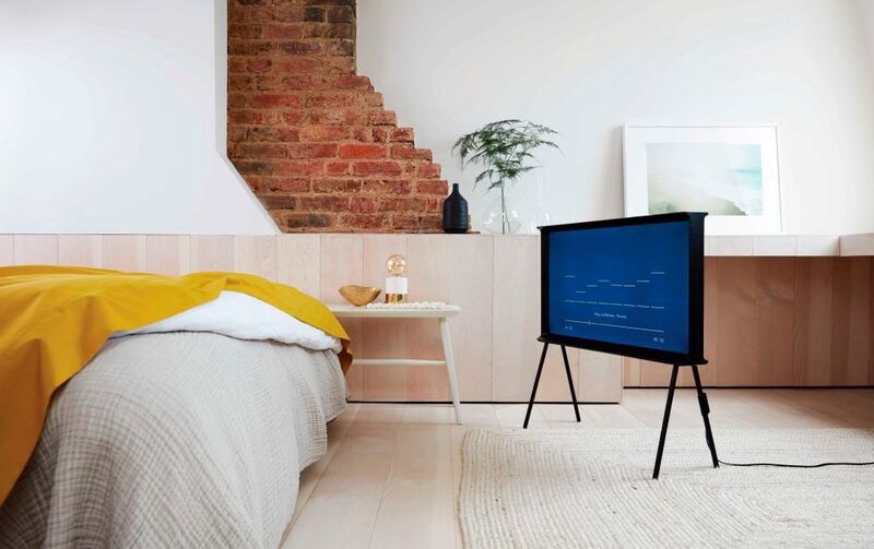 Immer mehr Menschen verspüren den Drang, die Unordnung in ihrem Leben durch Qualität zu ersetzen. Kleine, elegante Dinge, die in der Leistung stark, aber im Design schlicht sind, sind im Kommen. Minimalistische, kabellose und elegante Technologie hilft uns, sich in einer Welt voller Unordnung zurecht zu finden. (Samsung)