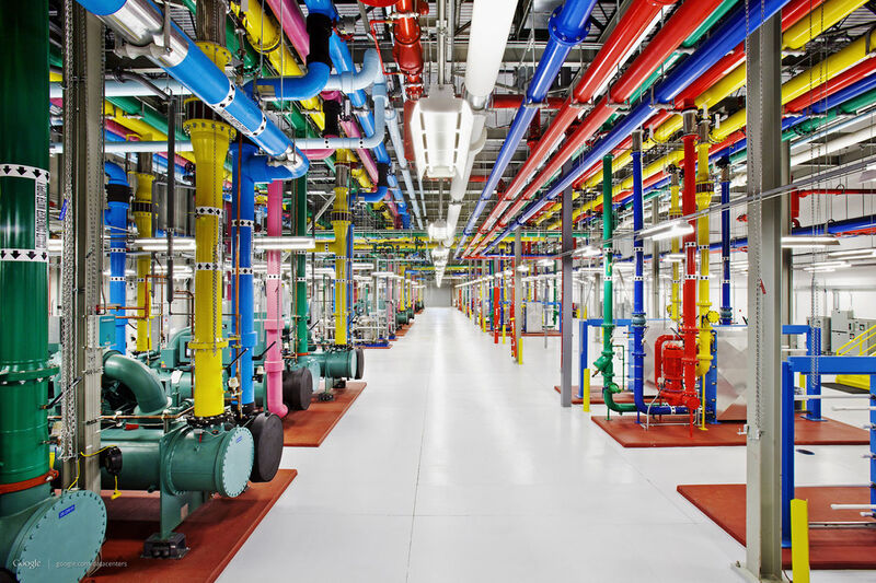 Google Datacenter: die bunten Rohre helfen den Technikern, den Überblick zu behalten. (Google)