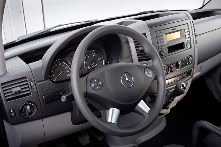 Seit dem ersten Sprinter 1995 möchte Mercedes-Benz Vans Maßstäbe bei den Transportern setzen. Dazu gehören auch das Design und das ergonomisch gestaltete Cockpit. (Daimler)