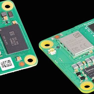 Raspberry Pi Compute Module 4 (links) und CM 5: Die Computer-on-Module sind leistungsstarke, aber funktionsreduzierte Industrievarianten der Raspberry Pis 4 und 5.(Bild:  Raspberry Pi)