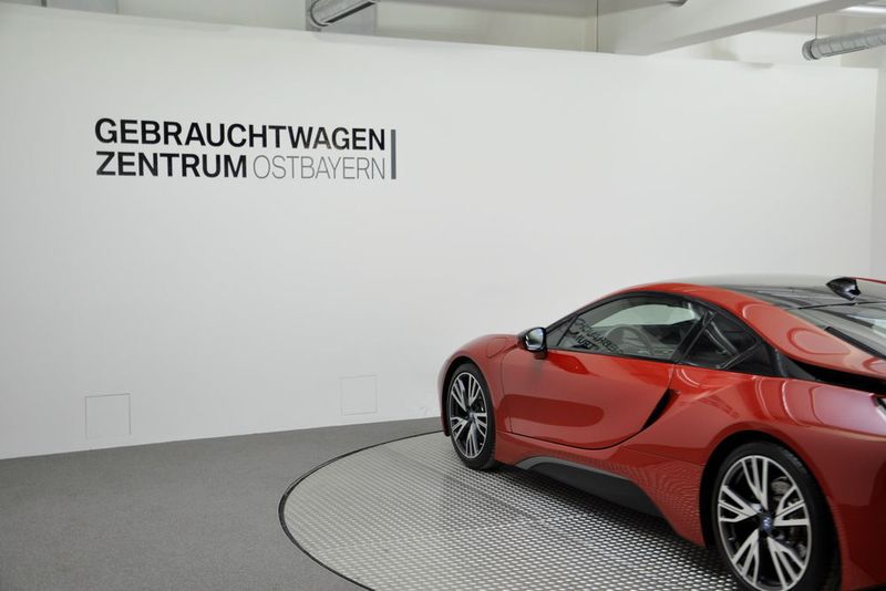 Besonders stolz ist das Autohaus Hofmann auf den im Gebäude integrierten Drehteller, mit dem die Gebrauchten optimal in Szene gesetzt werden können. (Andreas Wehner)
