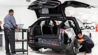 Tesla gewährt mittlerweile auch markenungebundenen Kfz-Betrieben Zugang zu den Daten seiner Fahrzeuge. Doch der amerikanische Autobauer verlangt für entsprechende Abrufe Gebühren. (Bild: Tesla)