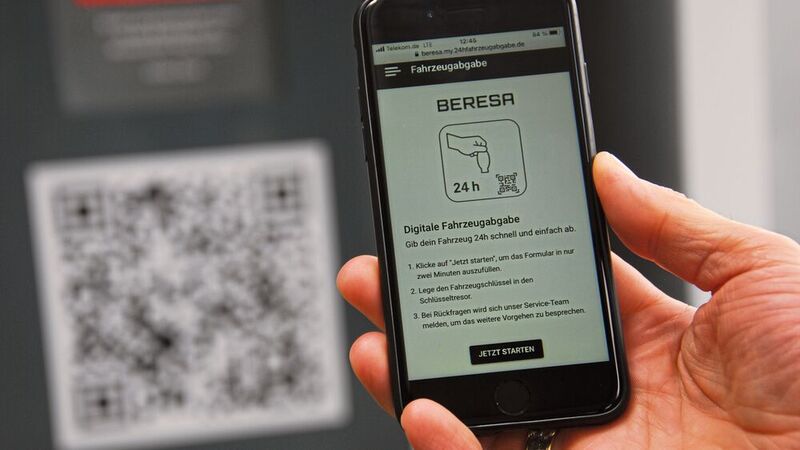 Infektionsschutz in Vollendung: Die kontaktlose Fahrzeugabgabe von Beresa nutzt das Smartphone des Kunden als Bildschirm.