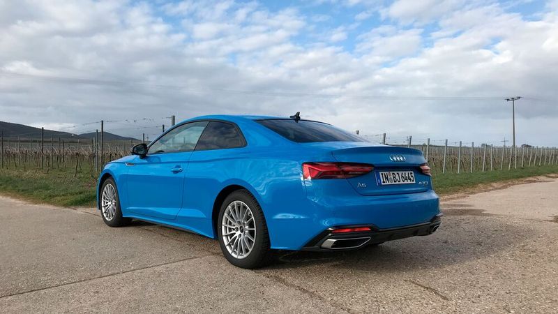 Selbst mit vergleichsweise kleinen 17-Zoll-Rädern sieht der A5 harmonisch aus.  (Bild: Rosenow/»kfz-betrieb«)