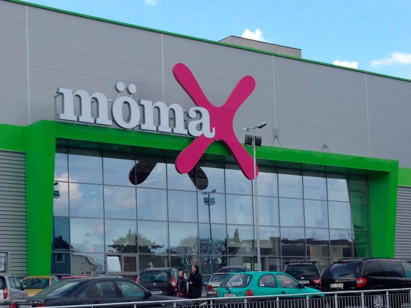 Das Möbelgeschäft Mömax ist mit 4,4 Punkten auf dem zehnten Platz. Eine verkäuferin berichtet über ihre Erfahrungen: „Für mich sind meine Mitarbeiter bei Mömax wie eine Familie. Der Zusammenhalt ist wirklich super und ich kann mit jedem Anliegen zu meinem Chef kommen. Es wird auch auf die Bedürfnisse der einzelnen Personen Rücksicht genommen.“ 
 (Sarah Stoddard/XXXLutz KG - MömaX)