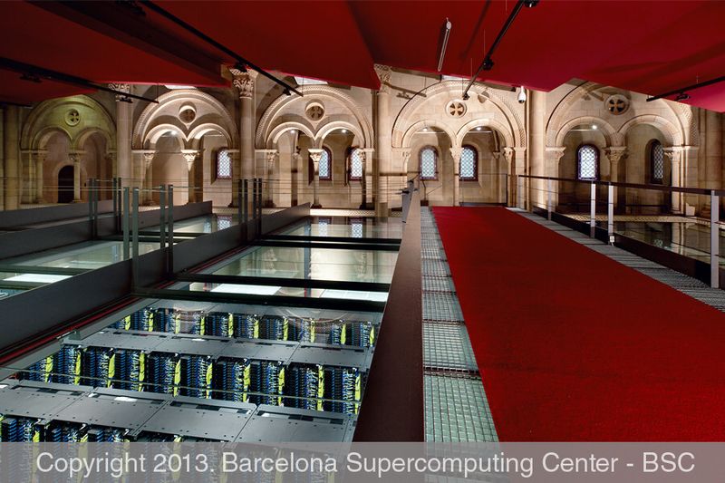 Marenostrum (lateinisch für „unser Meer“, eine alte Bezeichnung für das Mittelmeer) ist ein Supercomputer an der Universitat Politècnica de Catalunya in Barcelona. Der IBM-Cluster ist in eine säkularisierte Kapelle eingebaut und von hohen Glaswänden umgeben. (Barcelona Supercomputing Center)