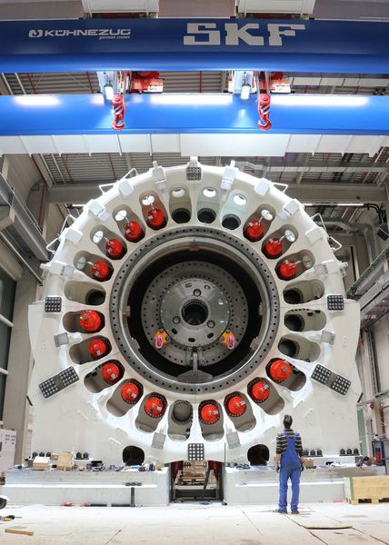 Der große Prüfstand für Windenergie-Lager beim Aufbau im Test Center. (SKF GmbH)