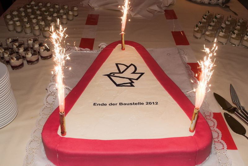 Vogel X-Mas Party 2012 im VCC in Würzburg    Ein Highlight des Abends war die Marzipantorte in Form eines Baustellenschildes.  Weitere exklusive Bilder zur Vogel Weihnachtsfeier finden Sie auf unserer Facebook-Fanpage. Jetzt reinschauen und Fan werden. Wir freuen uns über jeden Like. (Bild: Marcel Gollin/Vogel Business Media)