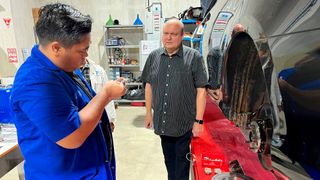 Stefan Odenthal (r.), Obermeister der Kfz-Innung Ahrweiler und Vorsitzender des Kfz-Meisterprüfungsausschusses der HwK Koblenz, beoachtet die Meisterprüfung in Jakarta.   (Bild: ZDK)