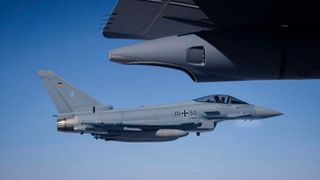 Europa will sich für militärische Konflikte vorbereiten. Da sind KI-Systeme, die etwa Kampfflugzeuge steuern können, wichtig (Symbolbild). Helsing ist Spezialist für so etwas und meldet, dass Investoren einen hohen Millionenbetrag für weitere Entwicklungen lockergemacht haben. (Bild: Verteidigungsministerium)