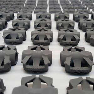 Headmade Materials fertigt tausende Fahrrad-Klickpedale aus Titan im eigen entwickelten Cold-Metal-Fusion-Verfahren in Serie. Dieses verwendet Feedstock-Materialien aus Metallpulver und Kunststoff-Binder und nutzt gängige SLS-Anlagen.(Bild:  Headmade Materials)