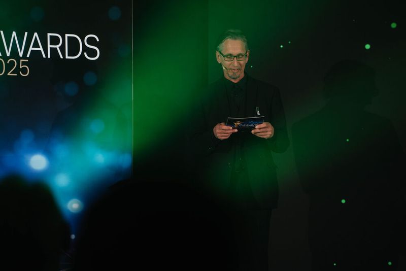 Chefredakteur Dr. Jürgen Ehneß bittet die Preisträger der Storage-Insider-Awards 2025 zur Übergabe der Urkunden auf die Bühne. (Bild: Manuel Emme Fotografie)