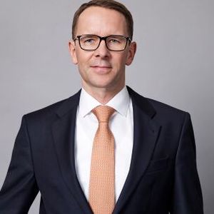 Der Aufsichtsrat von Wacker hat Vorstandschef Christian Hartel für weitere fünf Jahre in seinem Amt bestätigt.(Bild:  Wacker)