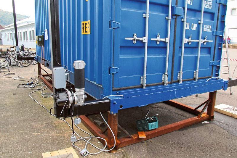 Alle Containerhebeirichtungen werden angebaut an einem Container getestet. (Reinhold Schäfer)