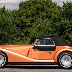 Statt in der Presse entsteht die Karosserie in Handarbeit.(Bild:  Morgan)