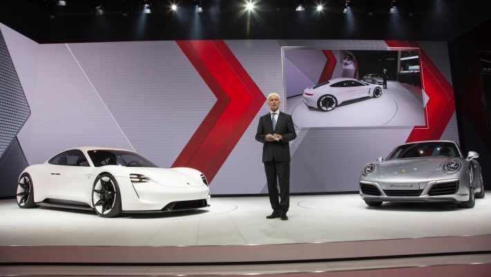 Porsche-Vorstandsvorsitzender Matthias Müller präsentiert auf der IAA 2015 die  Konzeptstudie Mission E (Bild: Porsche)