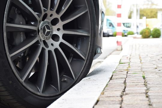 Eine Sekunde unachtsam gewesen – und schon prangt ein hässlicher Kratzer in der edlen Felge.(Bild:  Holz)