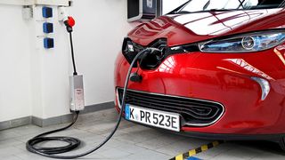 Noch ist Elektromobilität für die Kunden teurer als das Angebot bei Verbrennern. (ADAC/ Ralph Wagner)