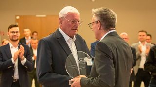 Albert K. Still, der frühere Vorstands- und spätere Aufsichtsratsvorsitzende der AVAG-Holding SE (r.), erhält aus den Händen von »kfz-betrieb«-Chefredakteur Wolfgang Michel den „Executive Circle Award 2021“. (Bild: Stefan Bausewein)