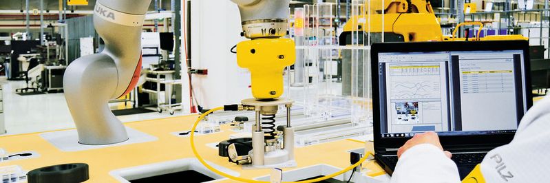 Die Effizienz von Roboterapplikationen steigt, je enger Mensch und Maschine zusammenarbeiten können. Gleichzeitig stellt dies auch höhere Anforderungen an die Sicherheit. Dabei erfordert jede Applikation eine eigene sicherheitstechnische Betrachtung.(Bild:  Pilz GmbH & Co. KG)