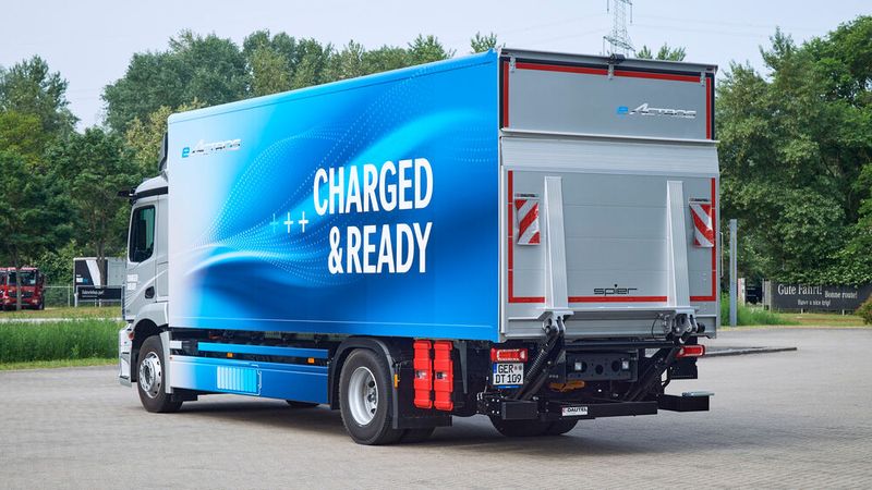 Mit 4 Akkueinheiten bringt es der E-Actros auf eine Reichweite von 400 Kilometern. (Bild: Daimler Truck)