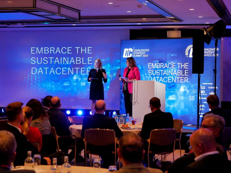 v.l. Eva Kanzler und Franziska Magai (Vogel IT-Akademie) führten durch den Tag, bei dem sich alles um die die richtige DC-Strategie drehte – ganz nach dem Motto „Embrace the Sustainable Datacenter“.  (Bild: Vogel IT-Medien GmbH)