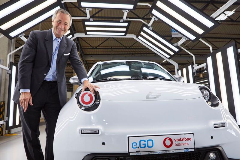 Vodafone-Deutschland-Chef Hannes Ametsreiter mit dem e.Go live. (Bild: Valéry Kloubert)