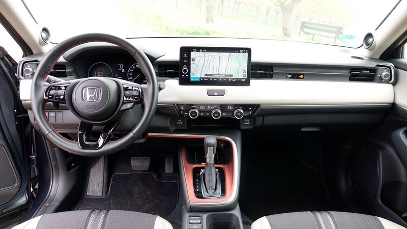 Der Innenraum ist konservativ gestaltet und einfach zu bedienen.  (Bild: Rosenow – »kfz-betrieb«)