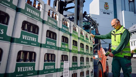 Das neue Leitsystem im Logistikzentrum Grevenstein koordiniert künftig sämtliche Prozesse – vom Wareneingang über Lagerung und Abfüllung bis hin zur Verladung.(Bild:  C. & A. Veltins)