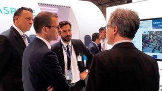 Senator Martin Günthner (2.v.l.) und Andreas Eickhoff (l.) informieren sich auf der ILA 2018 in Berlin bei Moritz Brünger (2.v.r.) und Dr. Axel von Hehl (r.) über Einzelheiten des Verbundprojekts. (Leibniz-IWT)