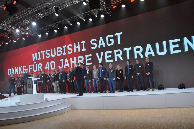 Highlight gleich zum Anfang der Händlertagung: Der Importeur ehrte jene Händler, die seit der Stunde Null der Marke Mitsubishi in Deutschland dabei sind. (Achter / »kfz-betrieb«)