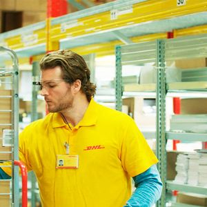 Das Startup Ubimax (www.ubimax.com) aus Bremen wurde 2011 gegründet.  Das Unternehmen bietet Wearable- und Augmented Reality-Anwendungen für Kommissionierung, Fertigung und Inspektion. Das Produkt „Ubimax Frontline“ besteht aus den vier Kernlösungen xPick, xMake, xInspect und xAssist. xPick, welches sich speziell an Kommissionierer richtet, soll die manuelle Kommissionierung, den Wareneingang, -ausgang und -sortierung sowie die Bestandsführung unterstützen. Zu den Partnern zählen bislang unter anderem Google, Vuzix und META;  zu den Kunden beispielsweise Daimler, DHL, Volkswagon, Ricoh und BMW.(Bild:  DHL)