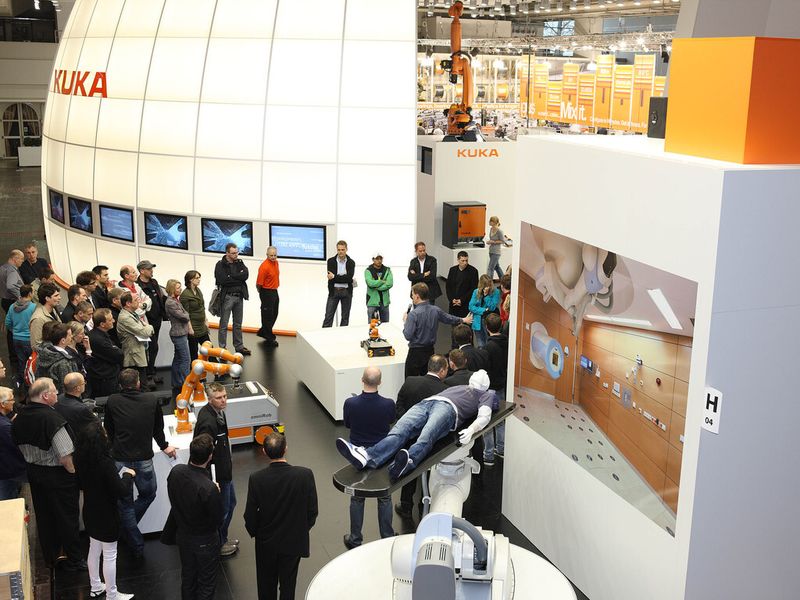 Kuka stellt im Zweijahres-Turnus auf der Hannover-Messe aus und präsentiert sich dieses Jahr unter dem Motto „Integrated Industry” . Im Bild der Messestand von 2011. (Bild: Kuka)
