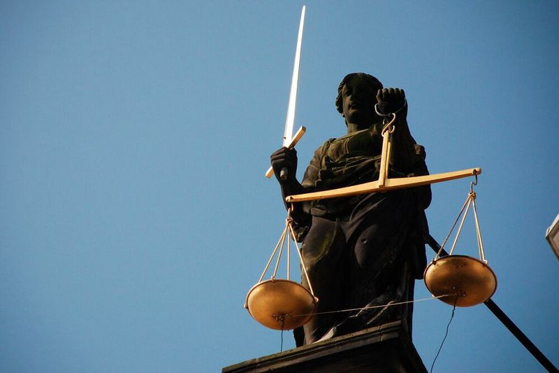 Mit dem vermehrten Einsatz von IoT-Geräten und künstlicher Intelligenz erhöht sich auch das Risiko für Sicherheitslücken. Deshalb werden haftungsrechtliche Regelungen zunehmend relevanter und notwendig.(Bild:  gemeinfrei /  Pixabay)