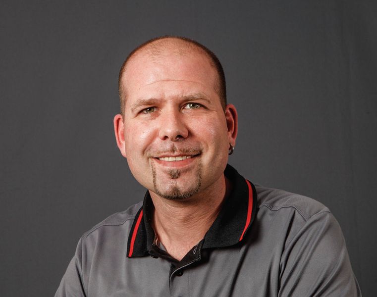 Michael Scheidegger, Leiter Fertigung, Hess Präzisionsmechanik GmbH: «Gerade beim Fräsen bemerken wir massive Unterschiede bei den Standzeiten wie auch beim Zeitspanvolumen, das wir abtragen können, wenn wir auf die Powrgrip-Spannzangen setzen.» (triart.ch)
