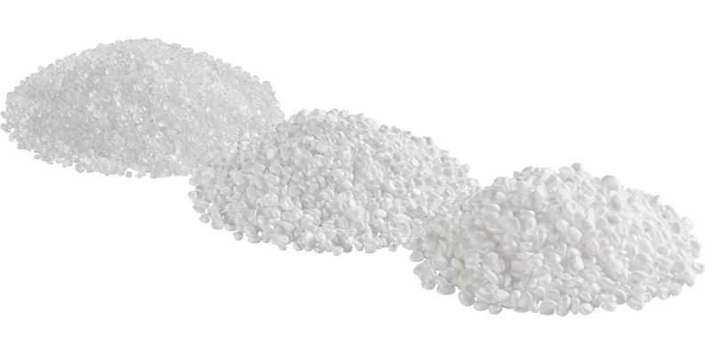 Die Dichten der neuen Partikelschäume von Ensinger können kundenspezifisch angepasst werden. Hier sieht man drei Beispiele aus Polycarbonat (PC). Das Spektrum reiche von ultraleicht bis dicht und damit fest genug für tragende Teile. (Bild: Ensinger)